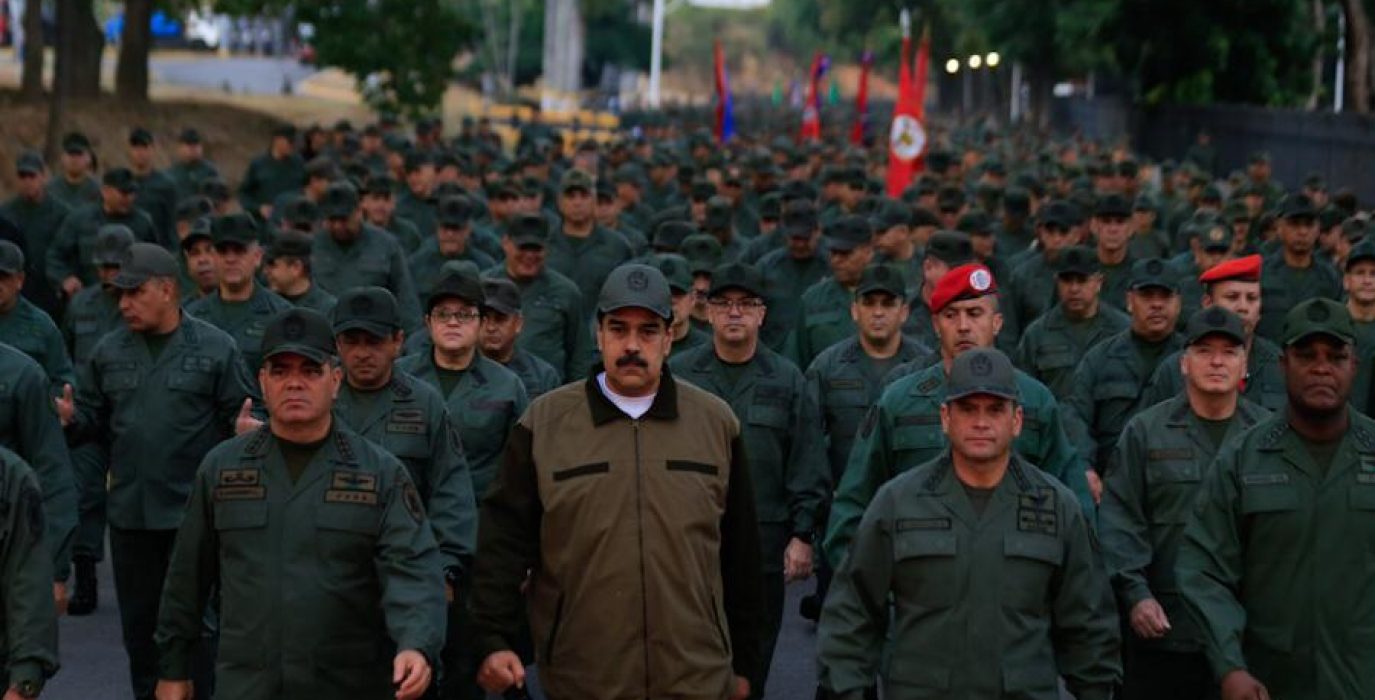 El presidente legítimo de Venezuela, Nicolás Maduro, instó a los militares a desarmar a los "traidores y golpistas".
