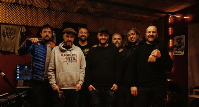 Jandro, Alex, Mario, Garzi, Sito, Arturo y Fer, en el local de Mallacán en una foto reciente.