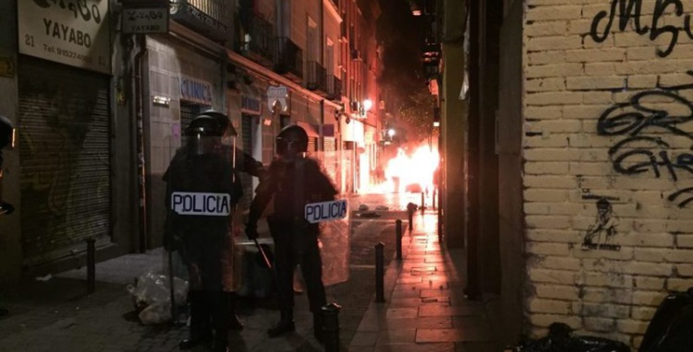 Cargas en Lavapiés tras la muerte de Mame Mbaye Ndiaye. Foto: El Salto
