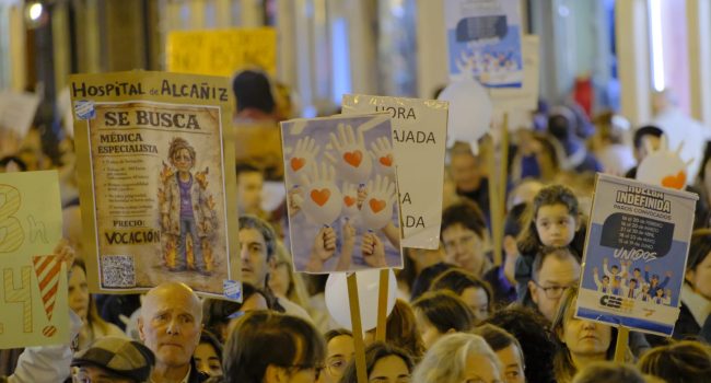 Manifestación en Zaragoza para cerrar la segunda semana de la huelga de los sindicatos médicos | Foto: Johanna Aznar