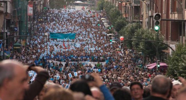Manifestación convocada en 2013 en Bilbo en apoyo a los presos y presas vascas.