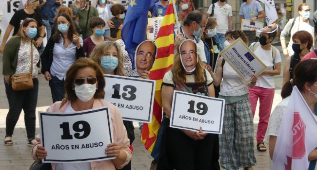 Un grupo de personas se manifiestan contra la convocatoria de oposiciones en Aragón