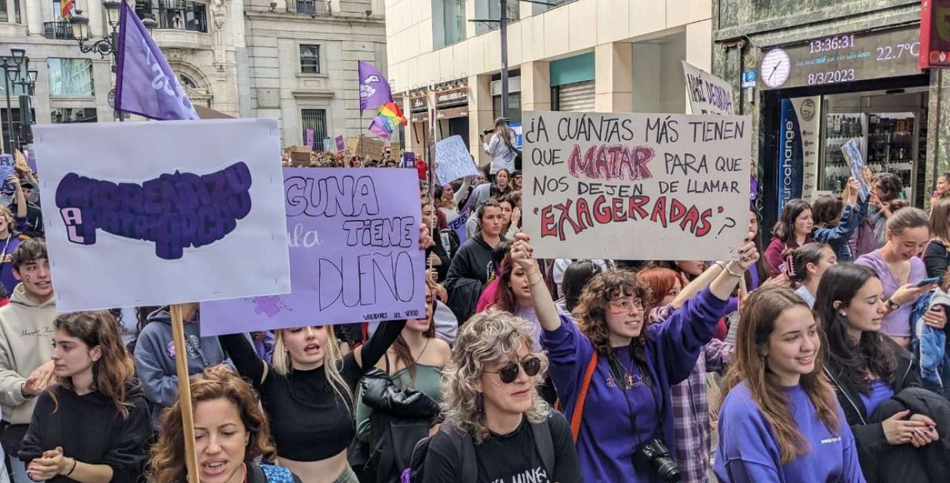 uan chica lleva un cartel sobre la violencia macihsta que dice cuantas más tienen que morir para que dejen de llamarnos exageradas