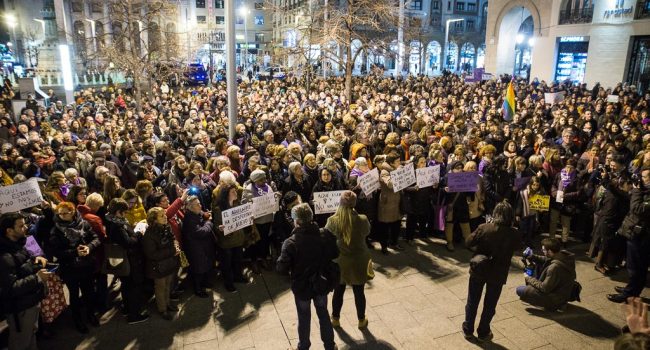 Concentración en la Plaza de España de Zaragoza. Foto: Pablo Ibáñez