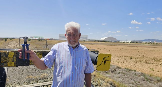 Manolo Gimeno, portavoz del Movimiento ciudadano Teruel Existe, en la topera de Cella | Foto: Teruel Existe