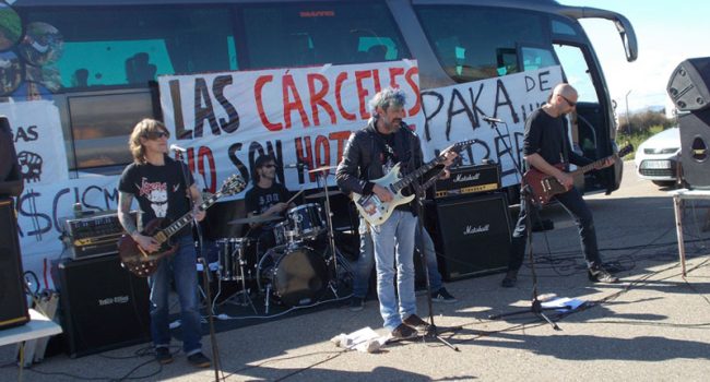 Manolo Kabezabolo y Los Ke No Dan Pie Kon Bolo durante su actuación en una Marcha. Foto: JMM