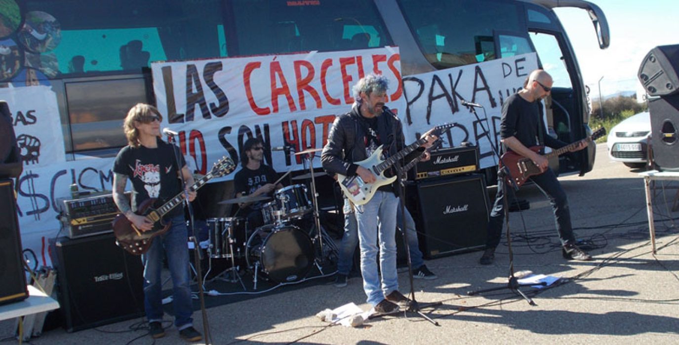 Manolo Kabezabolo y Los Ke No Dan Pie Kon Bolo durante su actuación en una Marcha. Foto: JMM