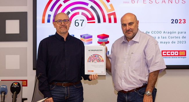 Manuel Pina y Pablo Castillo presentando su documento | Foto: CCOO Aragón