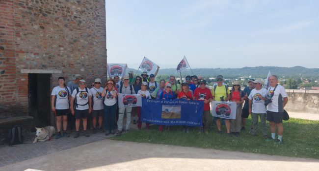 El grupo de marchistas que han iniciado el recorrido en Pau | Foto: PDMA