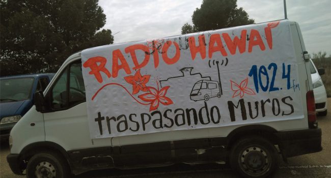 Radio Hawaii emitiendo desde el aparcamiento de la cárcel de Zuera. Foto: JM Marshall