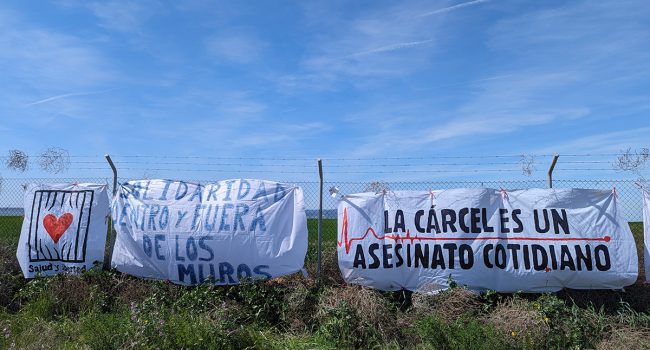 Pancartas en una Marcha contra la macrocárcel de Zuera | Foto: AraInfo