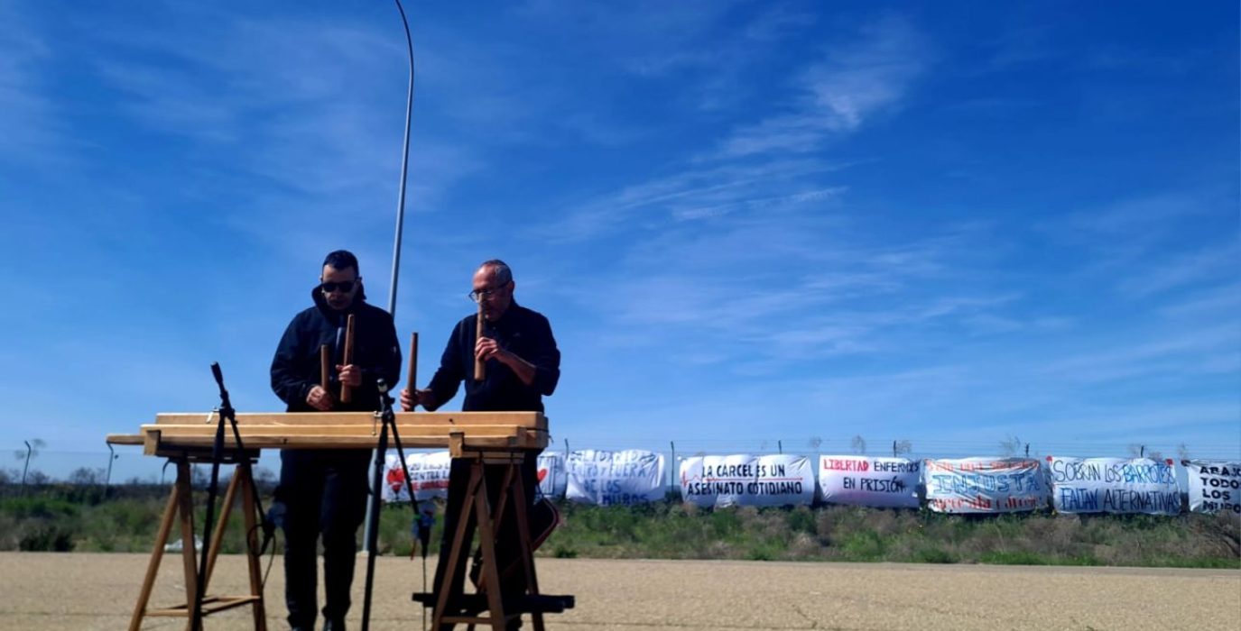 El sonido de la txalaparta abrió los actos de la XXI Marcha contra la macrocárcel de Zuera | Foto: Judith Iglesias