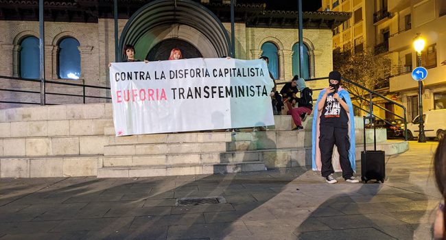 Marcha nocturna trans de Vagas y Maleantes, a su llegada a la plaza del Mercado