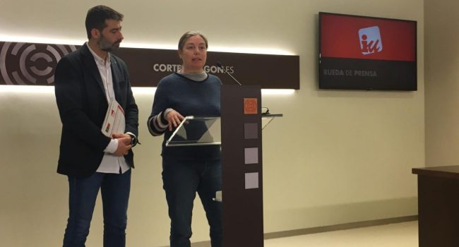 Marga Deya y Alvaro Sanz de iu aragón en una rueda de prensa