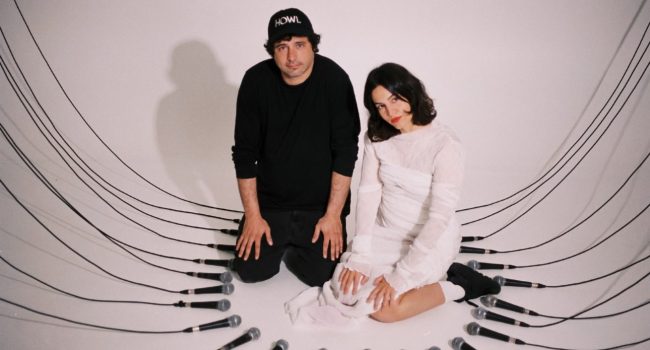 Maria Arnal i Marcel Bagés sentadas en el suelo para ilustrar esta noticia del festival