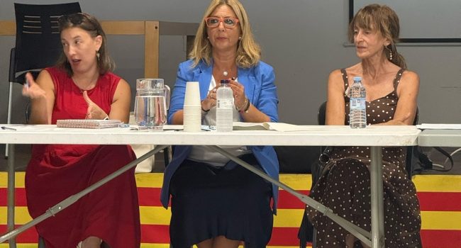 María Labarta (ezquierda) y Ana López (en o centro) entre la celebración d'o Consello de Salut de L’Aínsa