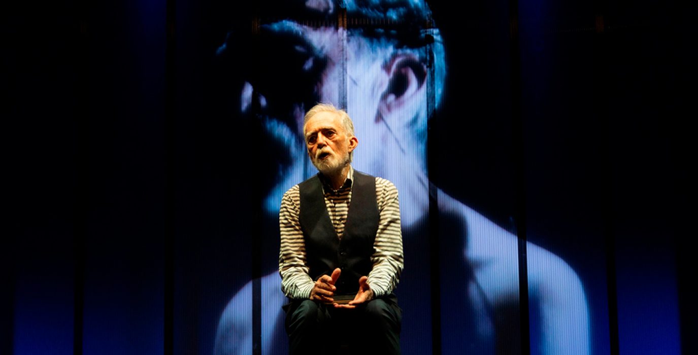 Mariano anos interpretando su papel de primo levi sobre el escenario