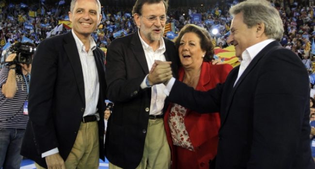 Mariano Rajoy chunto a bells miembros d’o PP valenciano. Foto: Wikipedia