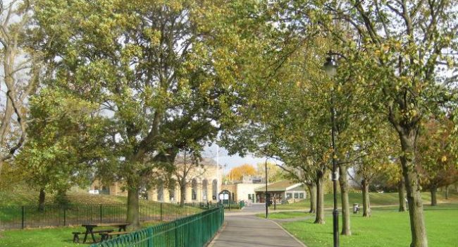 Markfield Park de Londres, lugar donde se llevó a cabo el ataque neonazi.