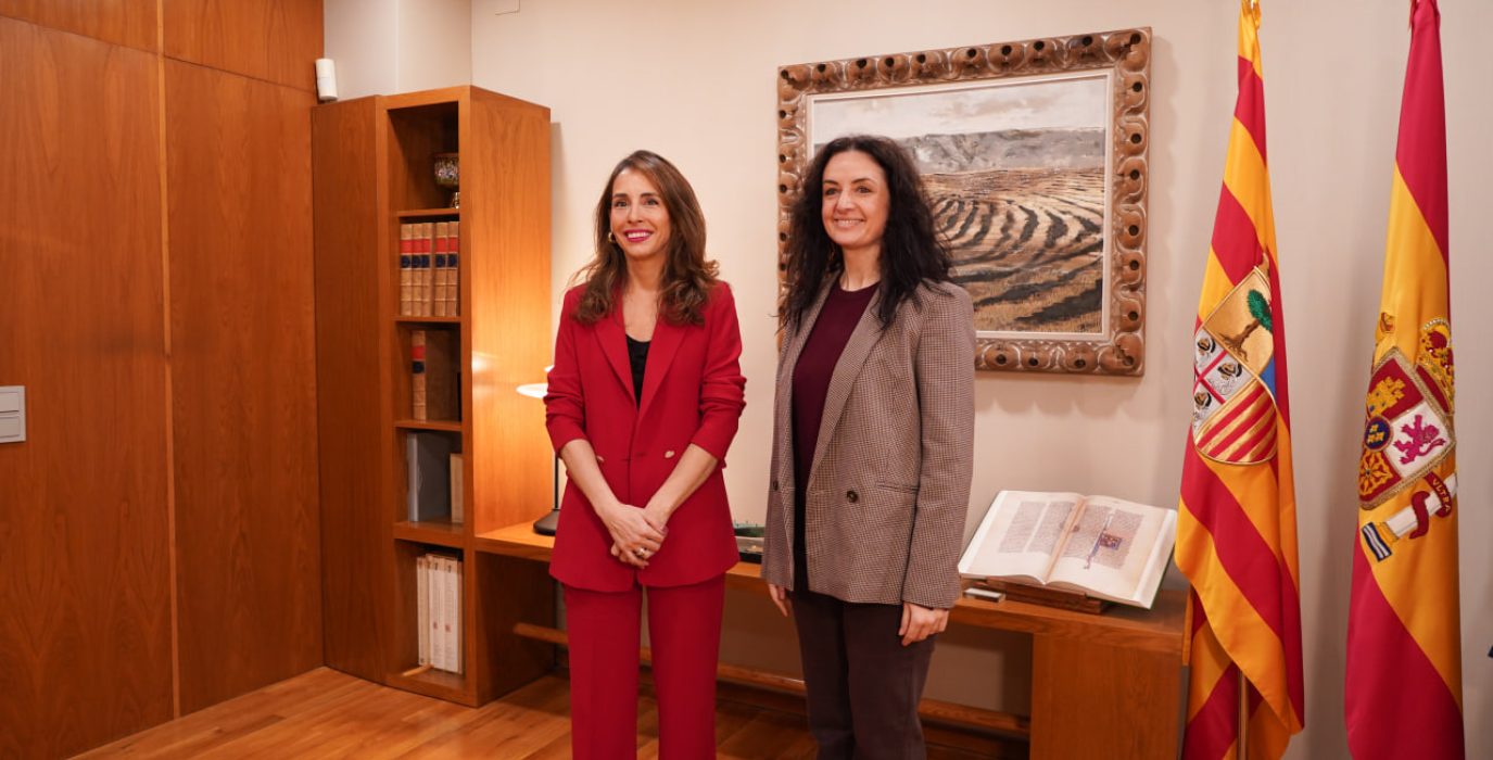 Marta Abengochea durante la reunión con la presidenta de las Cortes, María Navarro.