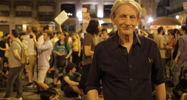 Martín Patino en la puerta del Sol durante el rodaje de 'Libre te quiero'