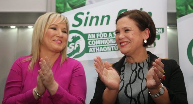 Mary Lou McDonald, a la derecha, junto a Michelle O'Neill, viceprimera Ministra del norte de Irlanda. Foto: Sinn Féin