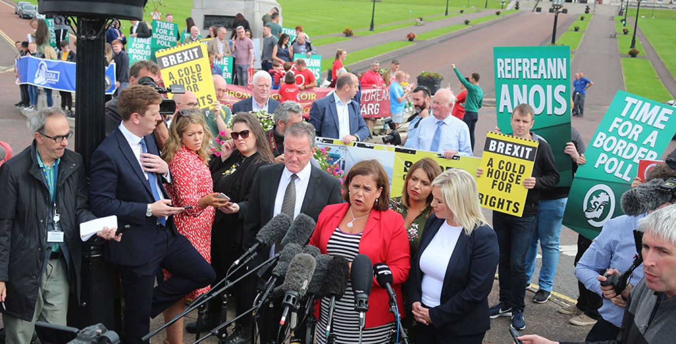 McDonald comparece ante los medios tras su reunión con Johnson en Belfast. Foto: Sinn Féin