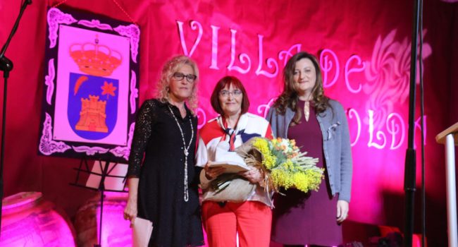 Mari Tricas recibe el Premio Gabardera entregado en 2018.