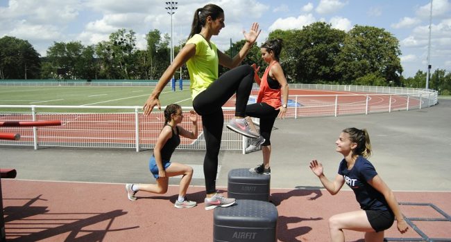 Una carrera de obstáculos en Zaragoza para denunciar “las dificultades que enfrentan las madres a la hora de abordar la crianza”