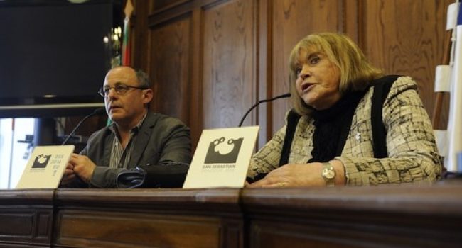 María Servini ha comparecido acompañada por el alcalde de Donostia, Juan Karlos Izagirre. Foto: Jon Urbe (Argazki Press)