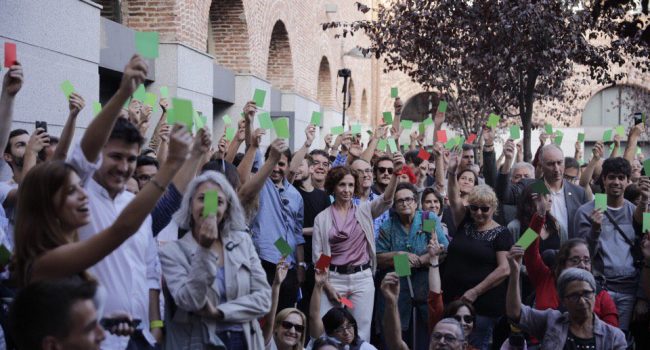Votación a mano alzada de Más Madrid para la toma de decisión sobre presentarse al 10N. Foto: @MasMadrid__