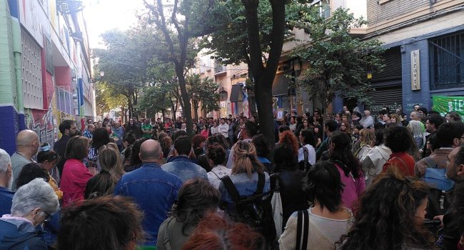 Masiva concentración a las puerta del IES Pedro de Luna de Zaragoza para exigir a la DGA “soluciones inmediatas”