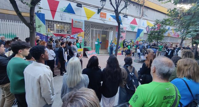 Masiva concentración a las puerta del IES Pedro de Luna de Zaragoza para exigir a la DGA “soluciones inmediatas”