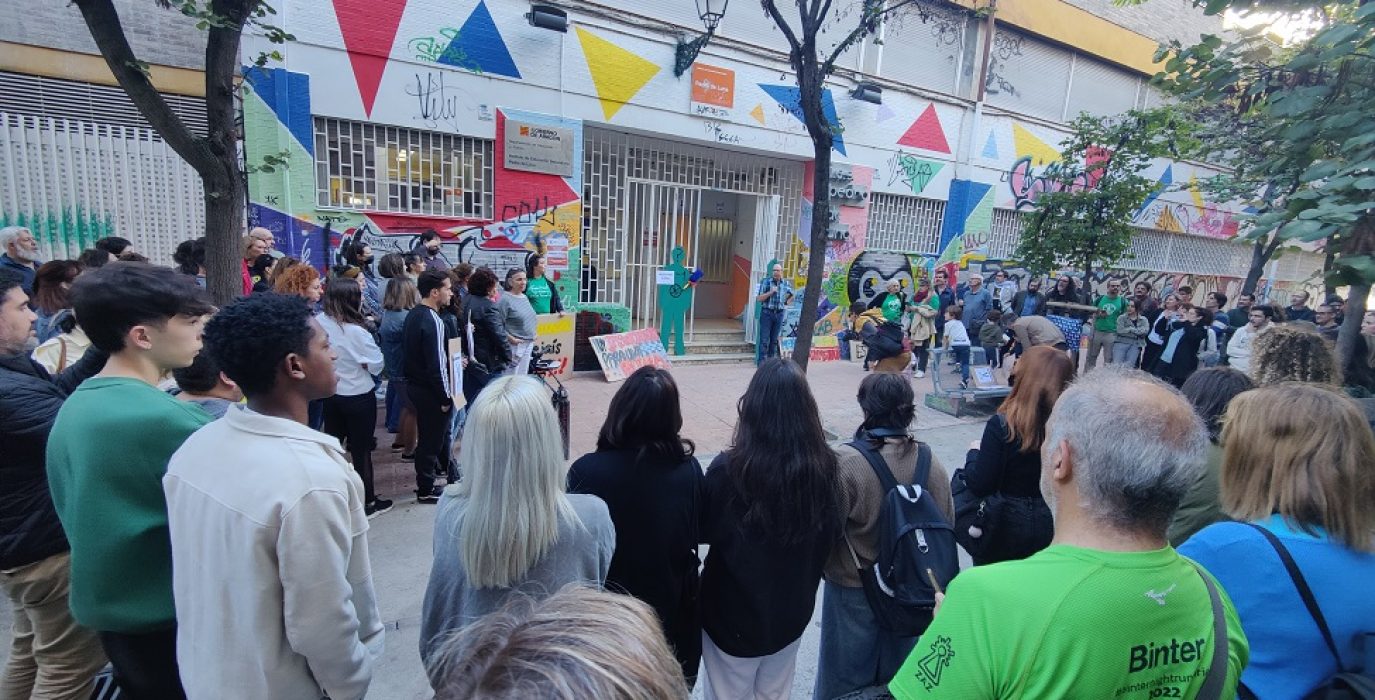 Masiva concentración a las puerta del IES Pedro de Luna de Zaragoza para exigir a la DGA “soluciones inmediatas”
