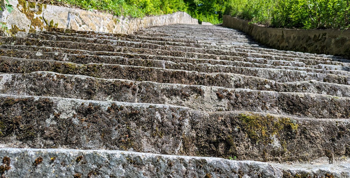 "Escalera de la muerte" de Mauthausen. 186 escalones teñidos de sangre antifascista y republicana. Diez veces al día, los presos eran obligados a subir pesados bloques de granito en condiciones inhumanas | Foto: Iker G. Izagirre / AraInfo