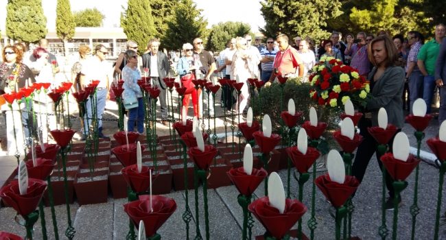 Flores por las 81 personas asesinadas en Magallón. Foto: DGA