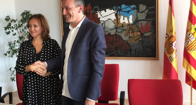Pérez y Rivarés tras la firma.