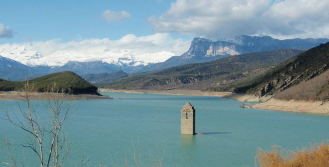 Mediano, sumergido por el pantano.