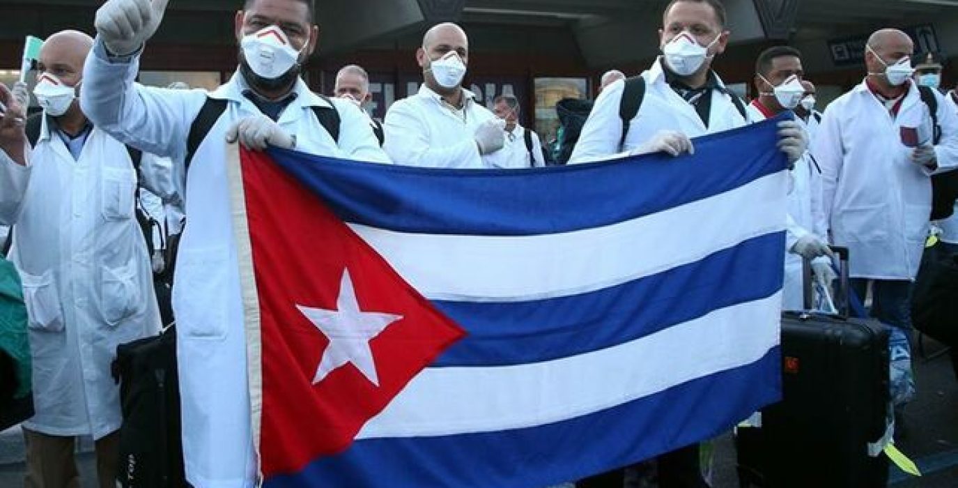 Personal médico cubano a su llegada a Italia. Foto: Cubainformación