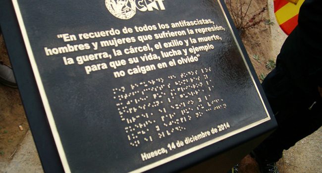 Placa de CNT Uesca en el Memorial 545 a los antifascistas asesinados.