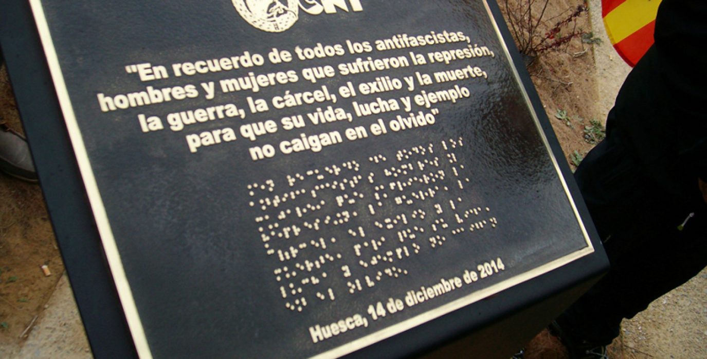 Placa de CNT Uesca en el Memorial 545 a los antifascistas asesinados.