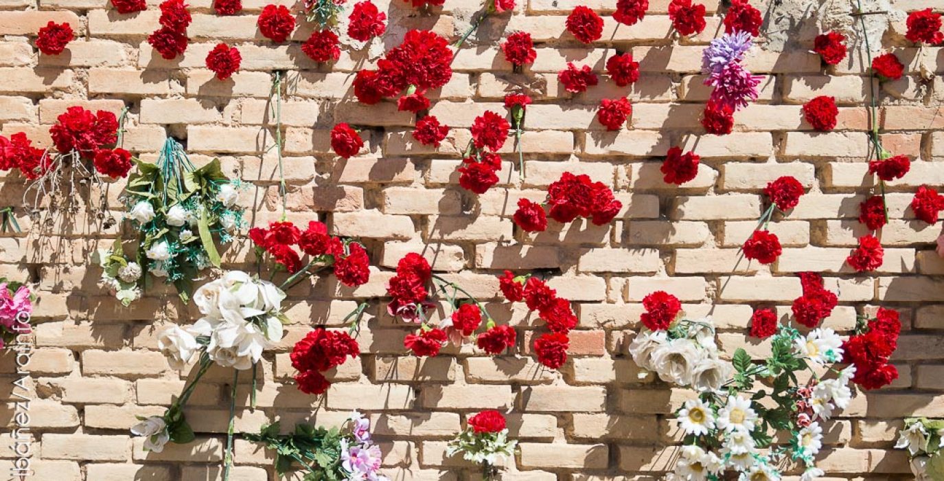 (Archivo) Homenaje a las víctimas del franquismo en la tapia del cementerio de Torrero | Foto: Pablo Ibáñez (AraInfo)