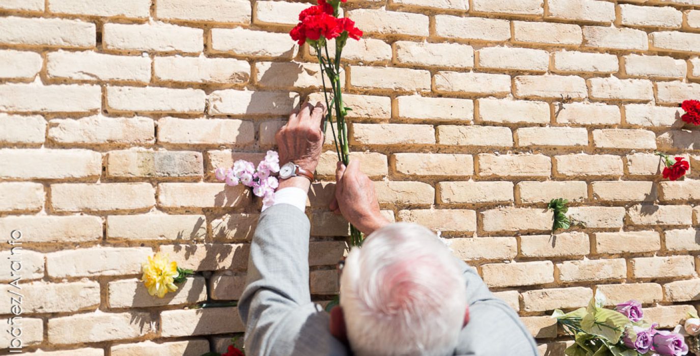 Homanaje a las víctimas del franquismo en el Cementerio de Torrero. | Foto: Pablo Ibáñez (AraInfo)