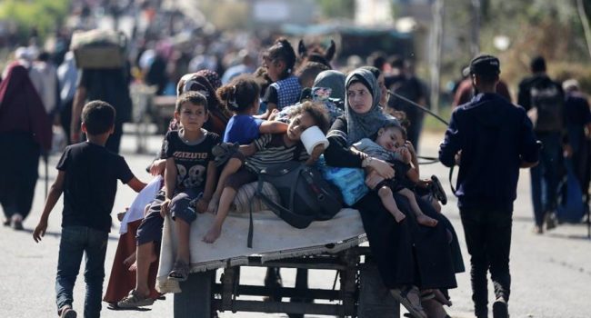 Menores en Gaza huyendo de las bombas israelíes | Foto: UNRWA