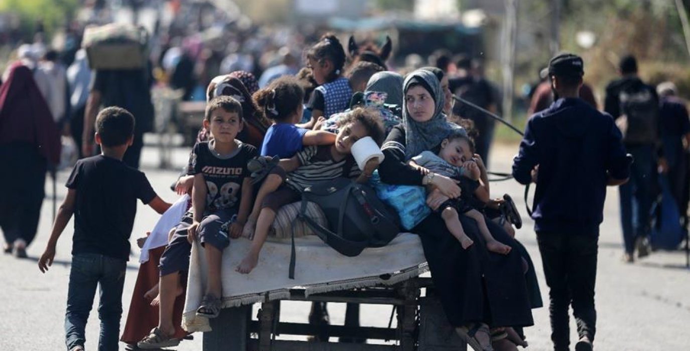 Menores en Gaza huyendo de las bombas israelíes | Foto: UNRWA