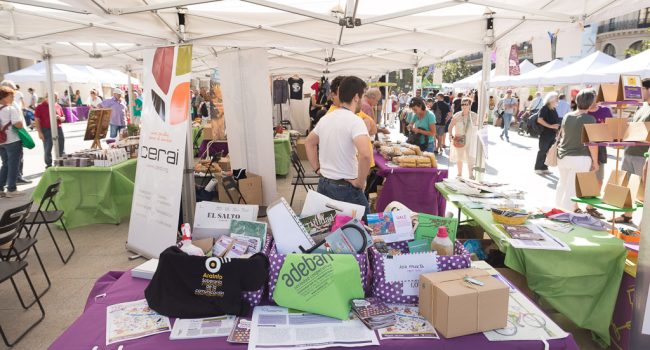 Feria del Mercado Social Aragón celebrada en el plaza del Pilar en 2018. Foto: Pablo Ibáñez (AraInfo)