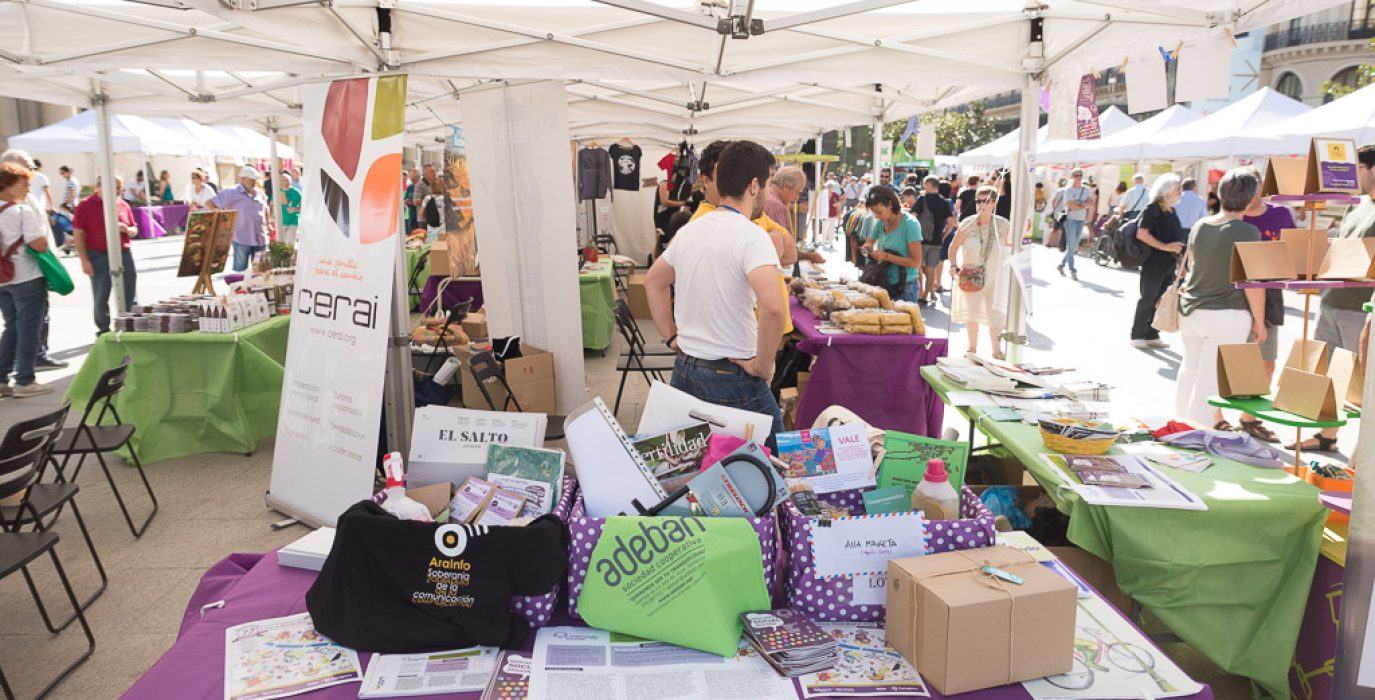 Feria del Mercado Social Aragón celebrada en el plaza del Pilar en 2018. Foto: Pablo Ibáñez (AraInfo)