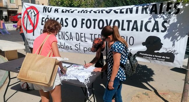 Una mesa informativa y de recogida de firmas en Alcorisa