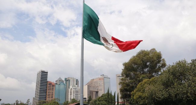 Banderas a media asta en señal de duelo por las víctimas del terremoto. Foto: @EPN