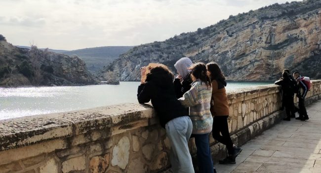 Integrantes de Amigos de la Tierra Aragón estudian la actividad de la buitrera del embalse de Cueva Foradada.